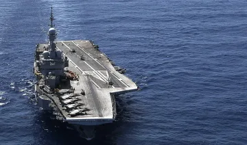 Макрон прати легендарен самолетоносач в Средиземно море