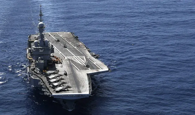 Макрон прати легендарен самолетоносач в Средиземно море