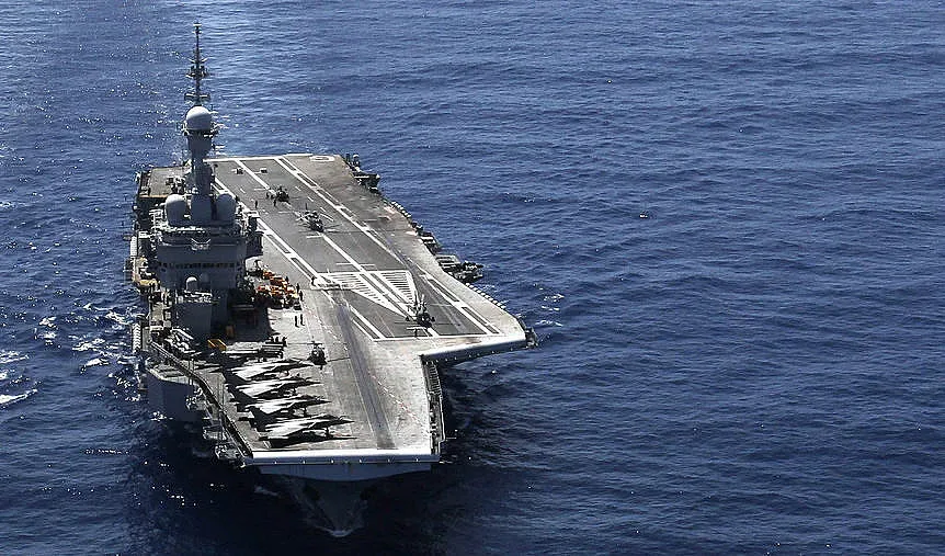 Макрон прати легендарен самолетоносач в Средиземно море