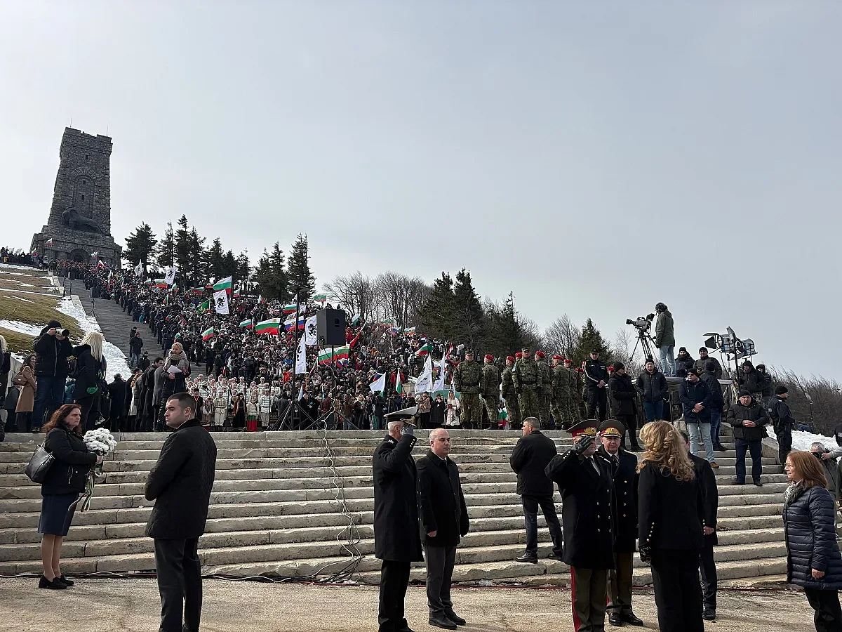 148 години Свободна България – хиляди се поклониха на Шипка