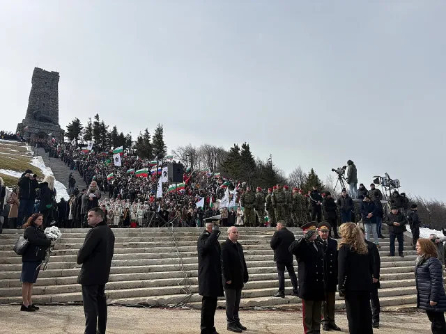 148 години Свободна България – хиляди се поклониха на Шипка