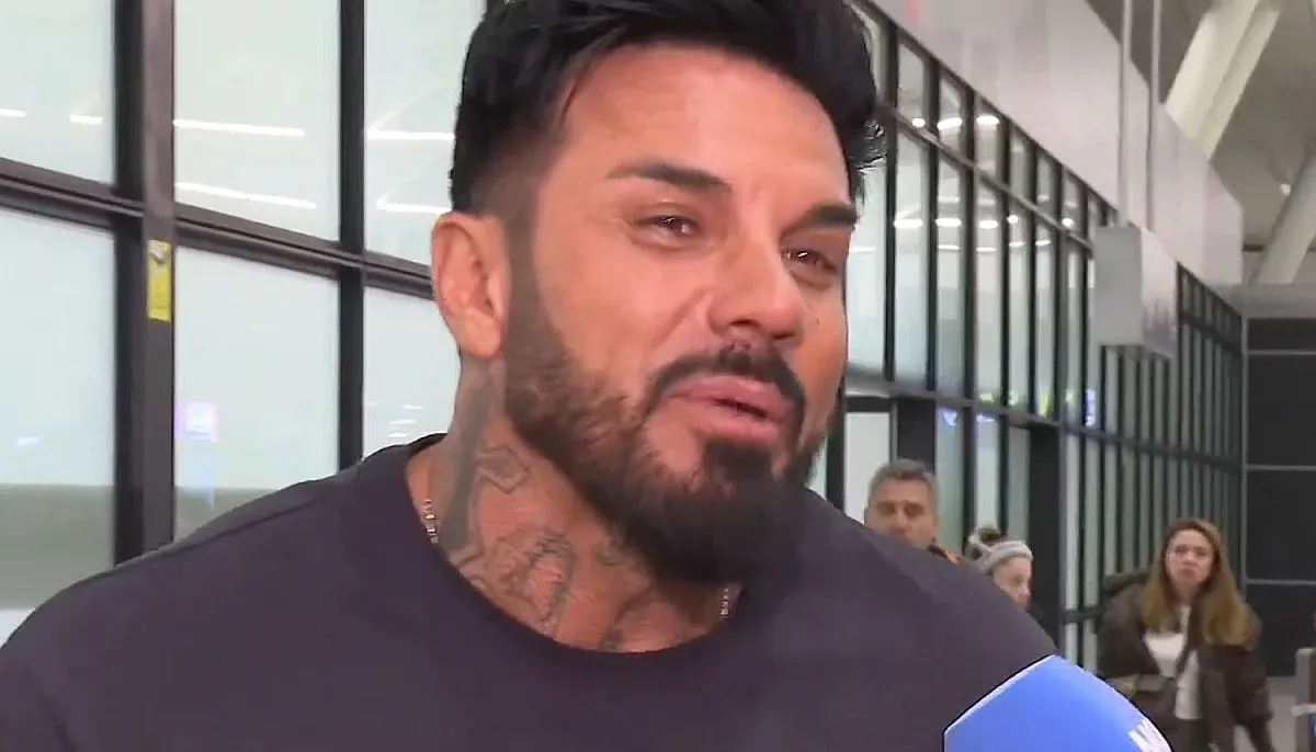 Наши туристи пристигат от Близкия Изток. Джизъса се шегува с бомбите