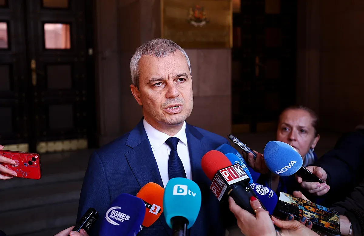 Костадинов притеснен. Бие тревога за военна авантюра