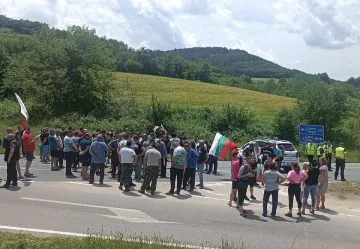 Вдигнаха мащабен протест. Ключов път под блокада