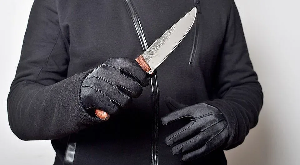 Луд размаха нож и прати две жени в болница, арестуваха го