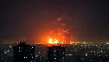 Огнени кълба над Техеран след масирани въздушни атаки