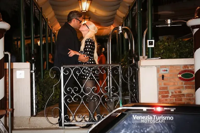 Лейди Гага прикова погледите. Сватбата на годината