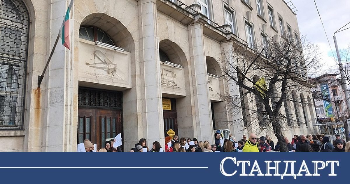 Служители от 