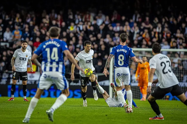 Валенсия измъкна зрелищен успех с 3:2 срещу Алавес