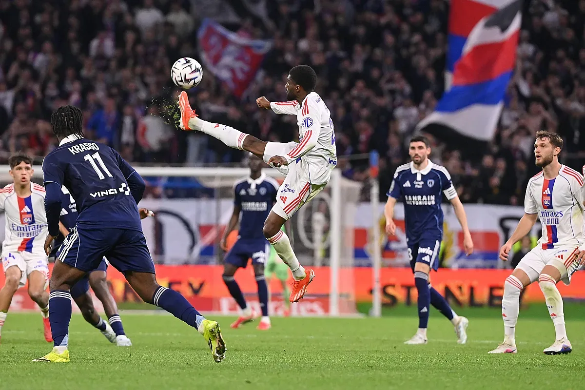 Олимпик Лион се спаси в последните секунди срещу ФК Париж