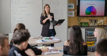 Търсят се 1000 учители