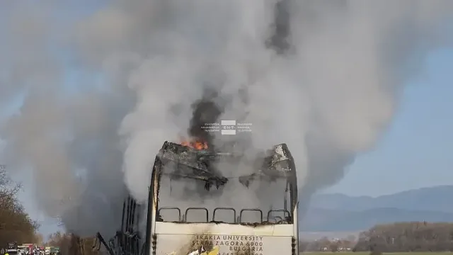 Автобус пламна на пътя и блокира движението