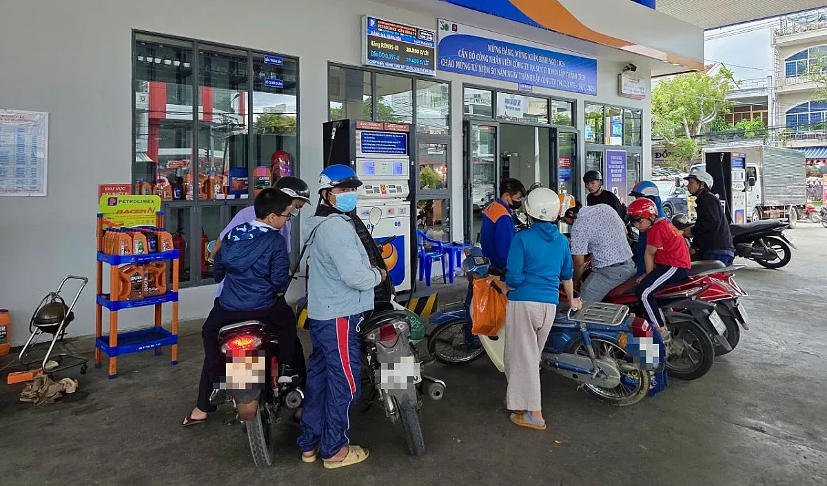 Горивната криза застигна Далечния изток. Правителства пращат хората вкъщи