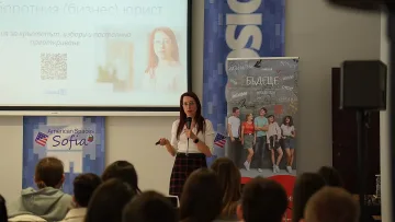 Десетки млади хора от София се срещнаха с представители на бизнеса в рамките на инициативата "Среща с големия бизнес"