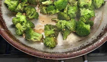 Вкусни броколи с терияки се готвят за 10 минути