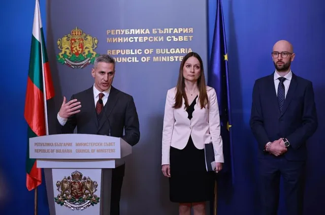 Най-бедните и пенсионерите с помощи за бензин. Мерките на кабинета 