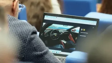 По време на дебат! Депутат оглежда Ферари за 270 000 евро