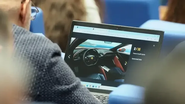 По време на дебат! Депутат оглежда Ферари за 270 000 евро