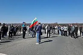 Блокиран е главен път в страната. Какво се случва