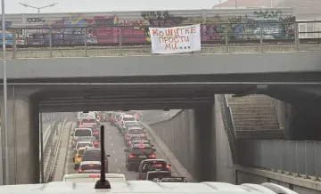 Влюбен поиска прошка с транспарант, изненада шофьори