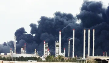 Токсичен „черен дъжд“ след ударите по ирански рафинерии