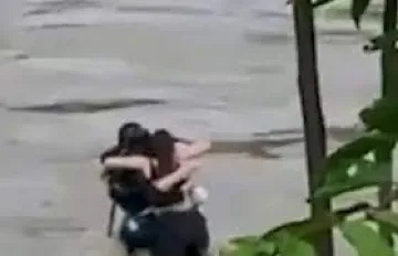 Уникална прегръдка преди гибелта разтърси света!