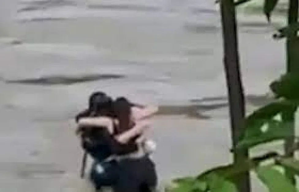 Уникална прегръдка преди гибелта разтърси света!