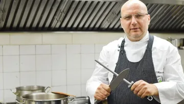 Шеф Манчев си търси шофьор, дава вкусна заплата