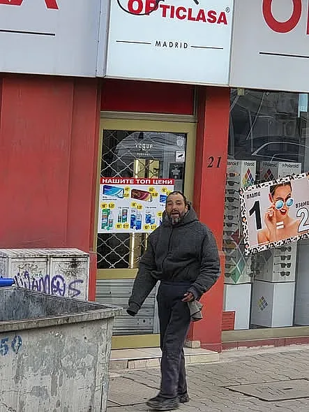 Психопат напада жени и деца