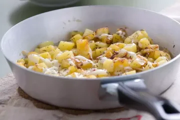 15-минутна вечеря: ароматни картофи с яйца и сирене на тиган