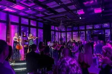 Премиерата на IQOS ILUMA i Electric Purple събра в София звездни гости и лоялната общност на IQOS