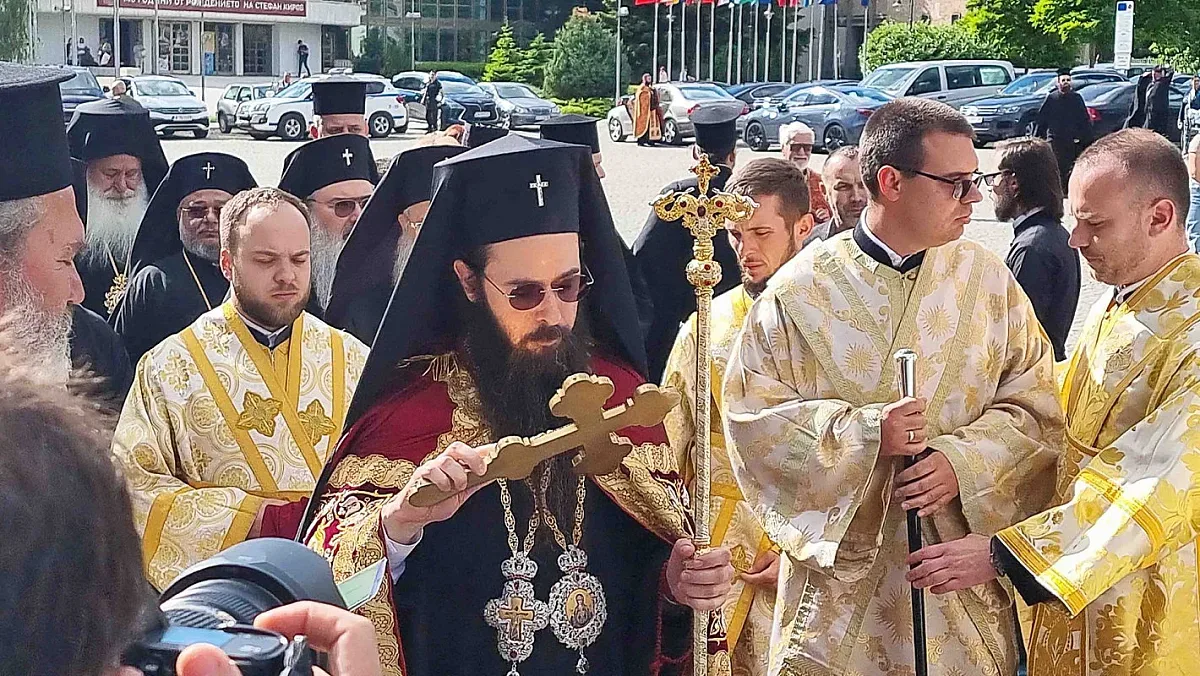 Новият сливенски митрополит в действие! Помага за два храма