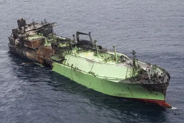 Руски танкер за втечнен газ се носи неуправляемо край италиански остров