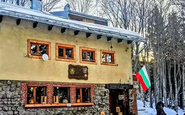 Екшън с втора хижа. Куршуми, ножове и меч