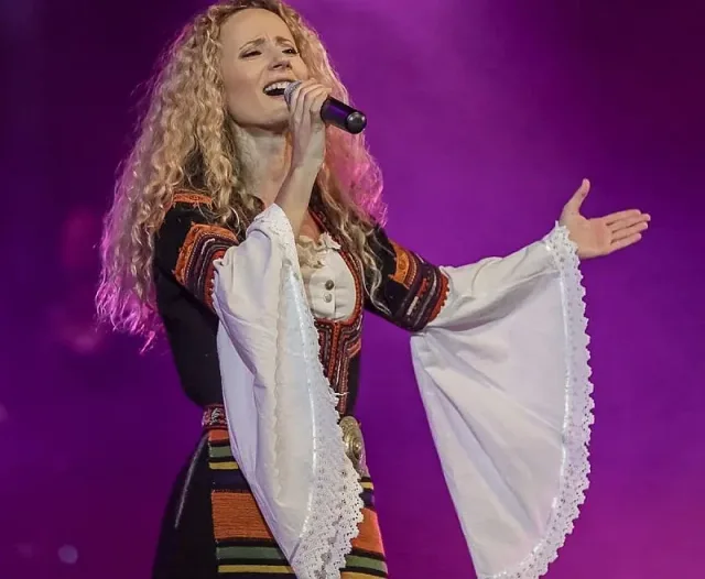 От беквокал на Слави до имоти в Манхатън