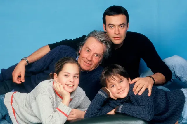 Децата на Ален Делон пак се хванаха за гушите