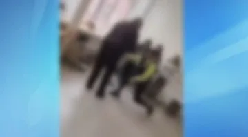 Видео разкри насилие в клас. Охранител нанася удари на ученик