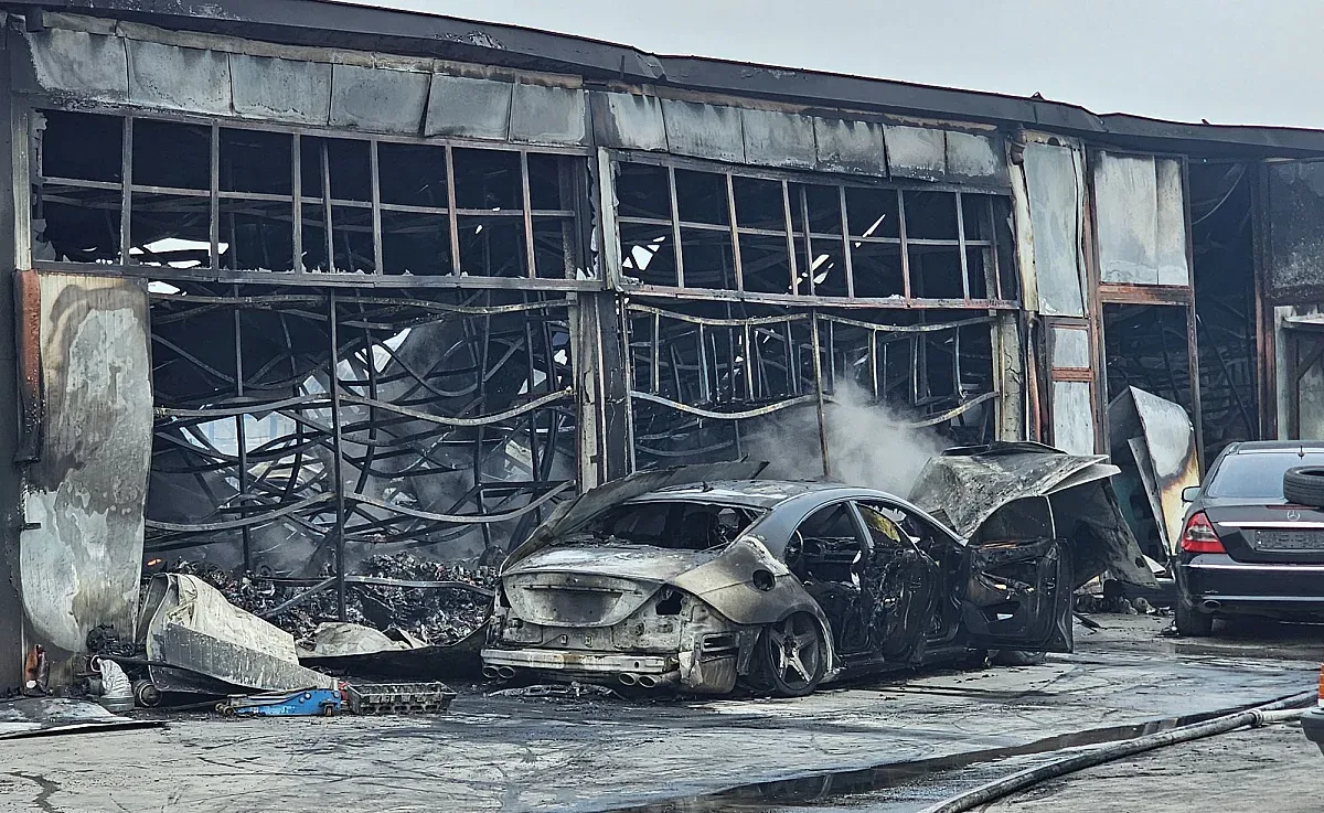 Нощен ад в Хасково! Пожар изпепели десетки коли и халета