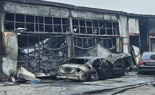 Нощен ад в Хасково! Пожар изпепели десетки коли и халета