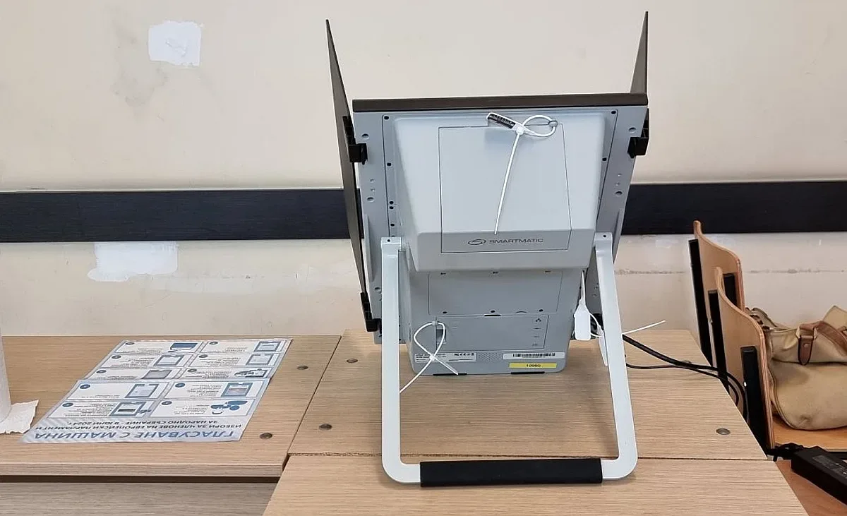 Предупреждават за проблем с хартията на машините за гласуване