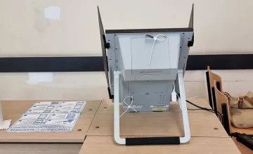 Предупреждават за проблем с хартията на машините за гласуване