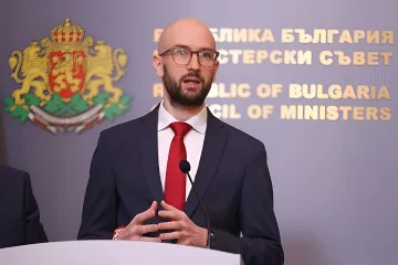 Държавата отвори кесията: Милиони за избори, добавки и заплати за месец