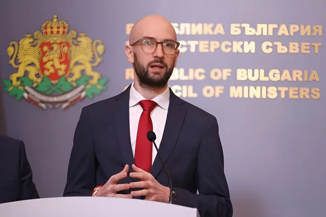 Държавата отвори кесията: Милиони за избори, добавки и заплати за месец