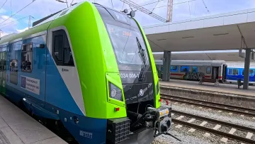 Новите влакове тръгват. Първата мотриса „Шкода“ пристигна в България