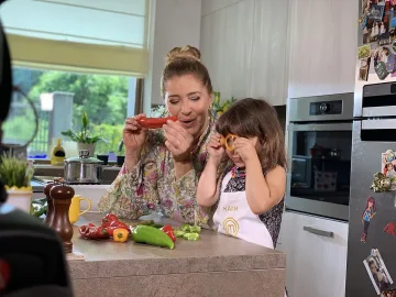  Катето Евро готви чудни нудъли на внучката си - рецептата!