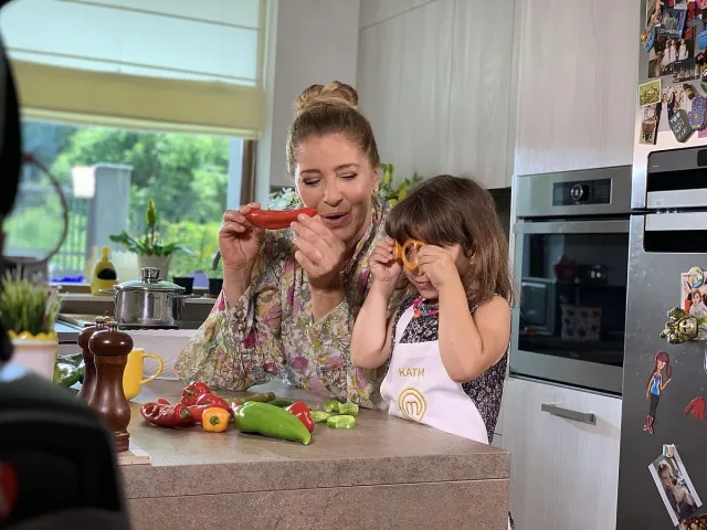  Катето Евро готви чудни нудъли на внучката си - рецептата!