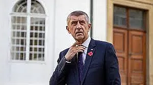 Почна се! Бабиш обърна самолета след атаката в чешкия завод  