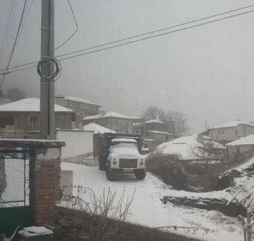 Сняг затрупа страната за първа пролет