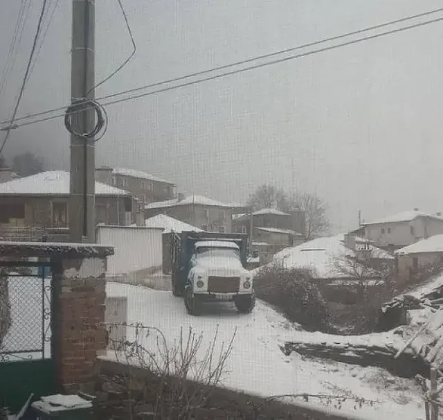 Сняг затрупа страната за първа пролет