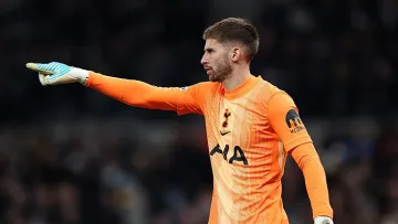 Вратарят на Тотнъм ляга под ножа